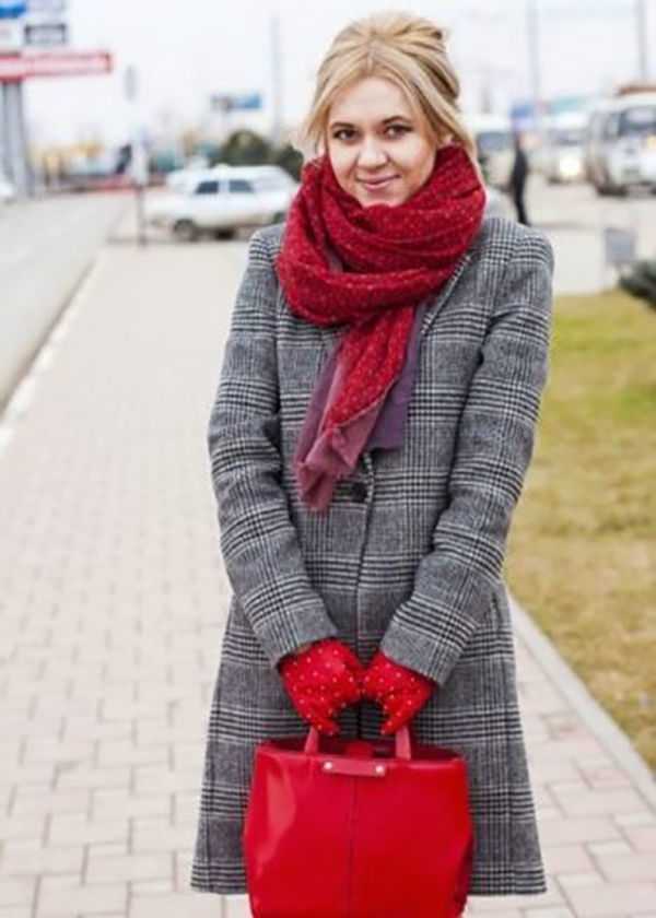 Светло серое пальто женское с каким шарфом носить