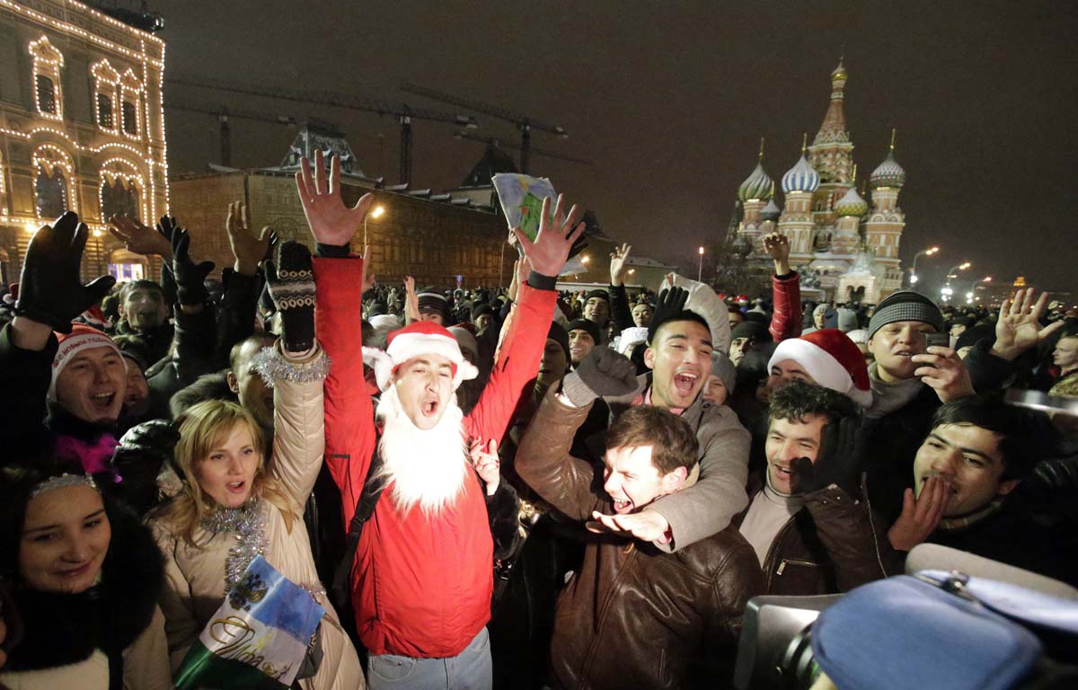 В россии новый год 1 отметят. Люди отмечают новый год. Новый год празднование в России. Русский новый год празднование. Отмечают новый год в России.