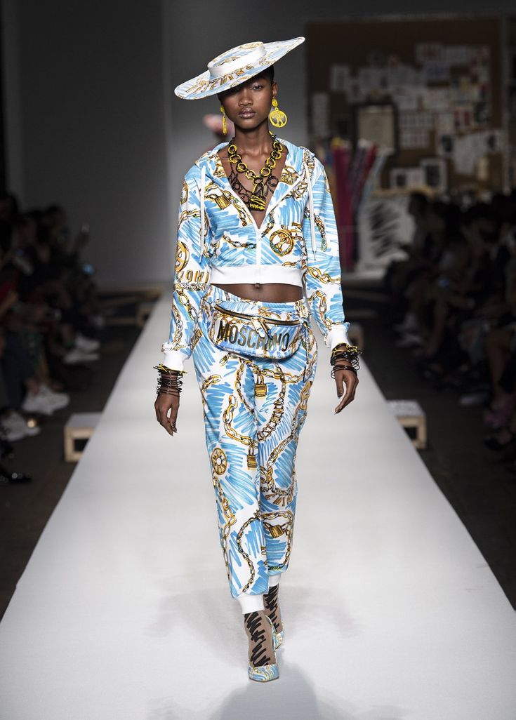 Мода 2019. Moschino Spring Summer 2019. Moschino Fashion 2019. Коллекции тканей Москино. Мода Италии Москино.