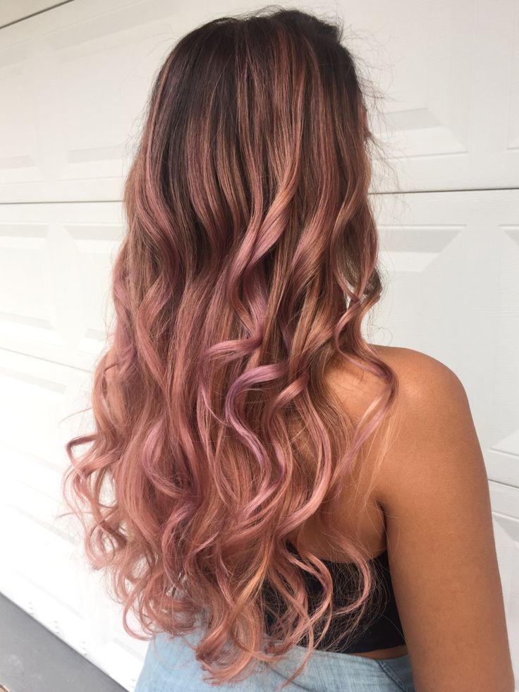 Розовые локоны на русых волосах фото