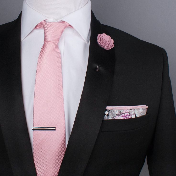 Белая рубашка и розовый галстук