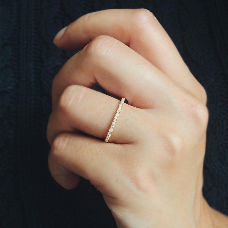 Фото женской руки с кольцом