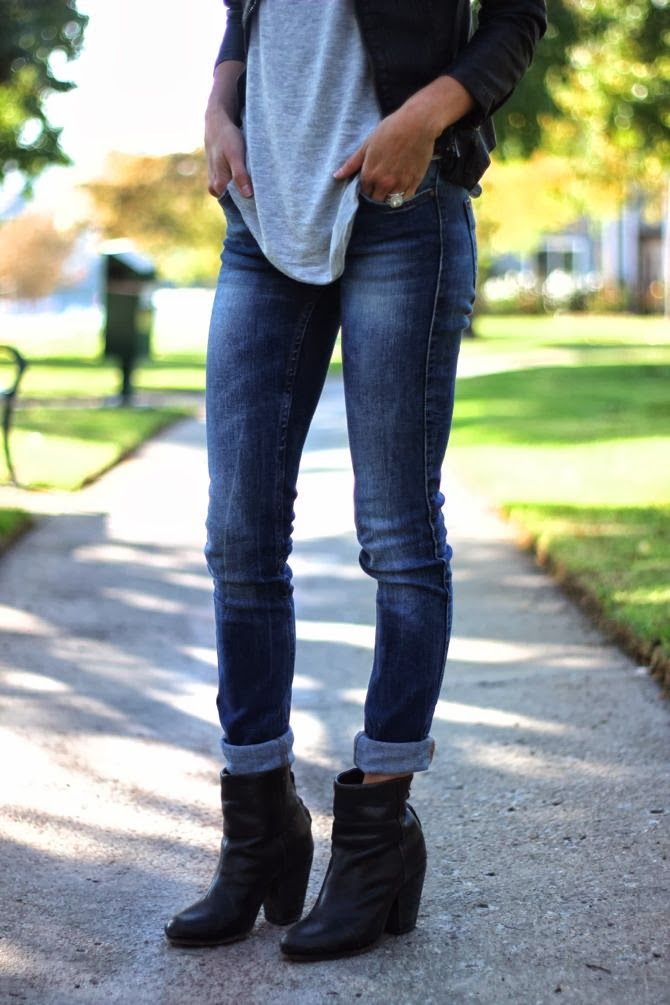 Как носить зауженные джинсы с ботинками женщинам