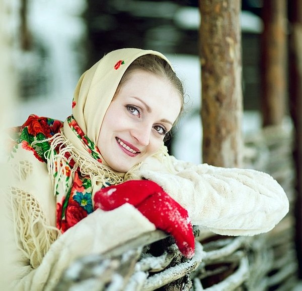 Русская красавица в платке зимой
