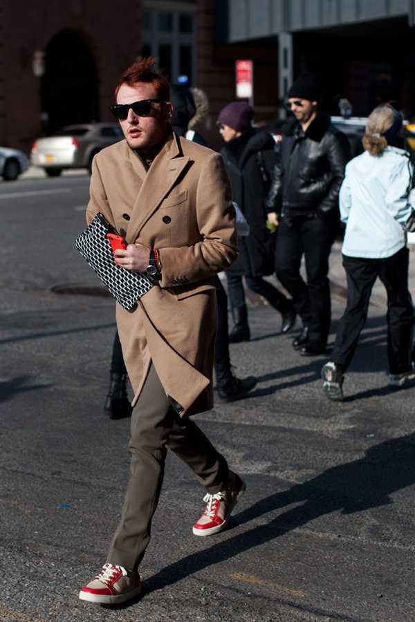 Мужское пальто с кроссовками. Кроссовки под пальто мужское. Пальто с кедами мужское. Пальто мужское смкедами. Кроссовки с пальто мужские.