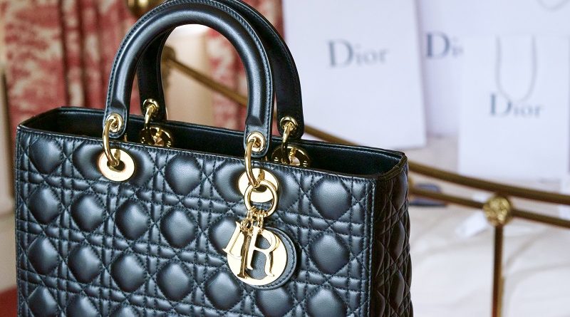 Dior price. Сумка Кристиан диор ЦУМ. Сумки диор 2022. Сумка Christian Dior 2022. Сумка женская Кристиан диор.