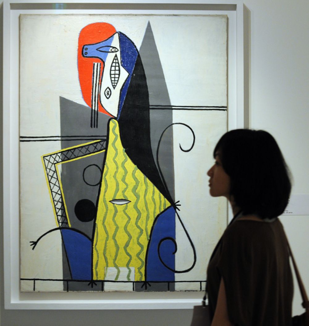 В 1925 году начинается один из самых сложных и неровных периодов в творчестве Пикассо. Художник создает атмосферу конвульсий и истерии, ирреальный мир галлюцинаций. «Женщина в кресле», 1927 год.