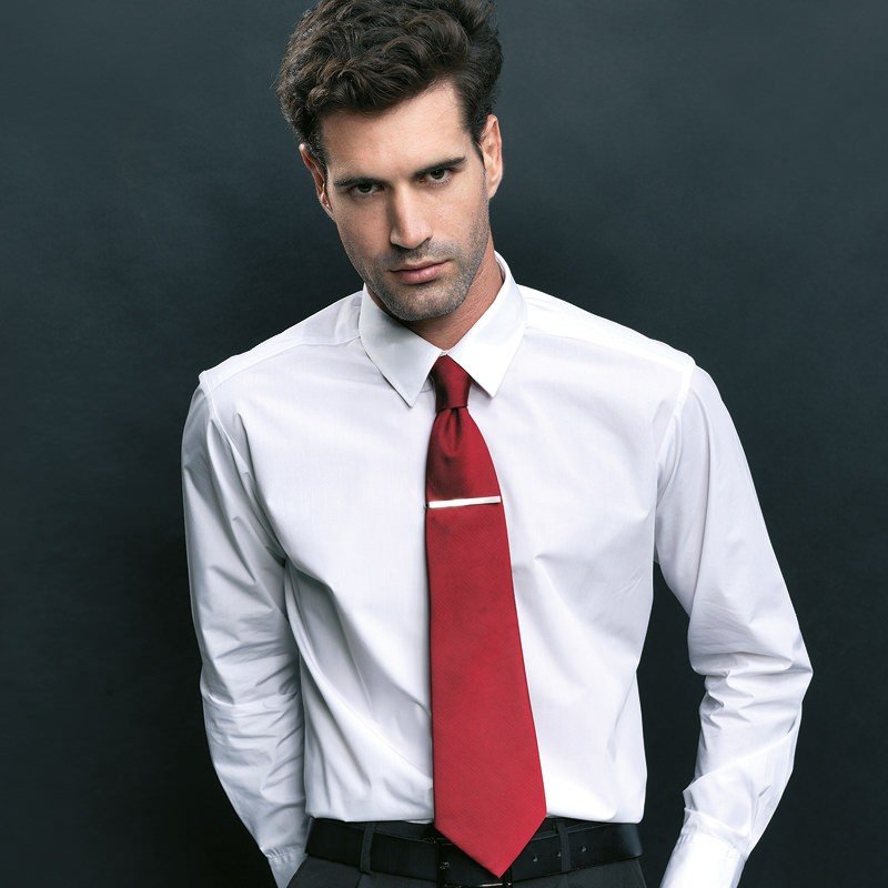 Рубашка и красный галстук