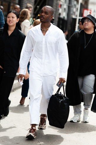 Как и с чем носить: белая рубашка с длинным рукавом, белые брюки чинос, бежевые кроссовки, черная кожаная дорожная сумка