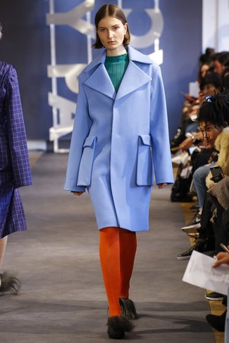 Как и с чем носить: голубое пальто, темно-бирюзовый свитер с круглым вырезом, оранжевые колготки