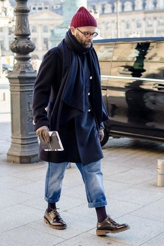 Как и с чем носить: темно-синее длинное пальто, черная водолазка, синие джинсы, черные кожаные туфли дерби