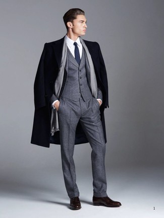 Как и с чем носить: темно-синее длинное пальто, темно-серый шерстяной костюм-тройка, белая классическая рубашка, темно-коричневые кожаные оксфорды