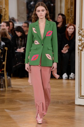 Как и с чем носить: зеленый пиджак, розовые широкие брюки, розовые замшевые ботильоны