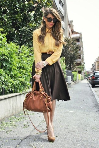 Как и с чем носить: желтая классическая рубашка, темно-коричневая пышная юбка, светло-коричневые замшевые туфли, табачная кожаная сумка-саквояж