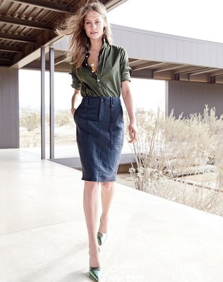 Как и с чем носить: оливковая классическая рубашка, темно-синяя юбка-карандаш, зеленые кожаные туфли