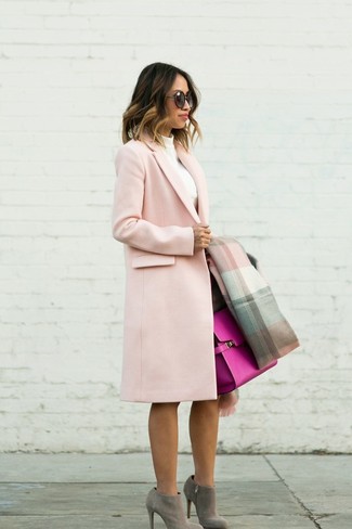 Как и с чем носить: розовое пальто, белая водолазка, темно-коричневая юбка-карандаш, серые замшевые ботильоны