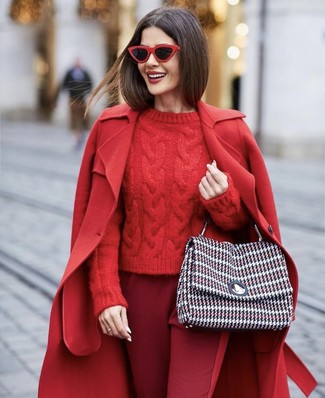 Как и с чем носить: красное пальто, красный вязаный свитер, темно-красные брюки-галифе, разноцветная твидовая сумка-саквояж