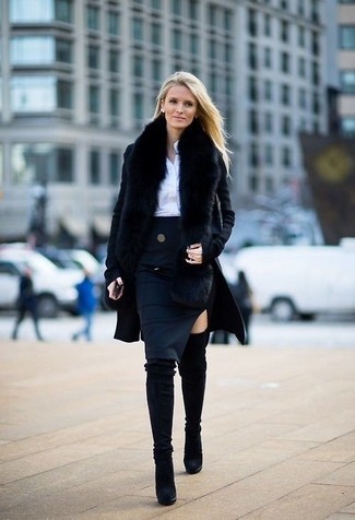 Как и с чем носить: черное пальто, белая классическая рубашка, темно-синяя юбка-карандаш, черные замшевые ботфорты
