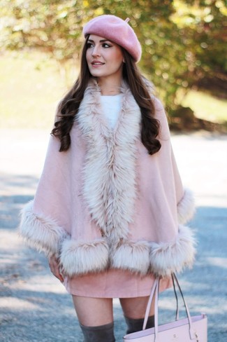 Как и с чем носить: розовое пальто-накидка, белый свитер с круглым вырезом, розовая замшевая мини-юбка, темно-серые замшевые ботфорты