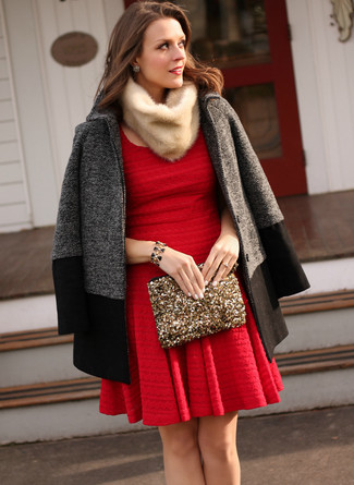 С чем носить красное платье: Красное платье в паре с темно-серым пальто поможет составить стильный и женственный ансамбль.