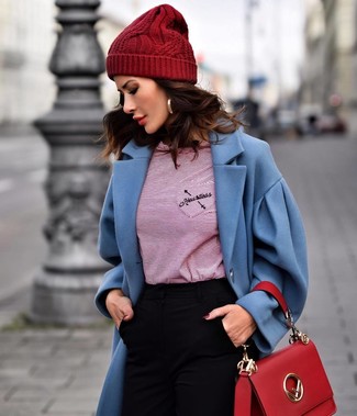 Как и с чем носить: синее пальто, красная футболка с длинным рукавом в горизонтальную полоску, черные узкие брюки, красная кожаная сумка-саквояж