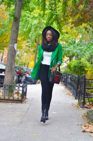 Как и с чем носить: зеленый пиджак, белая блузка с длинным рукавом, черные вельветовые джинсы скинни, черные кожаные ботинки на шнуровке