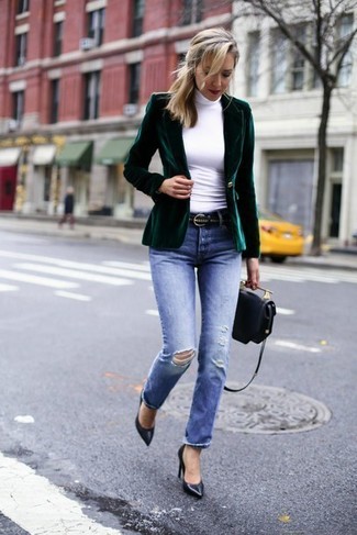 Как и с чем носить: темно-зеленый бархатный пиджак, белая водолазка, синие рваные джинсы, черные кожаные туфли