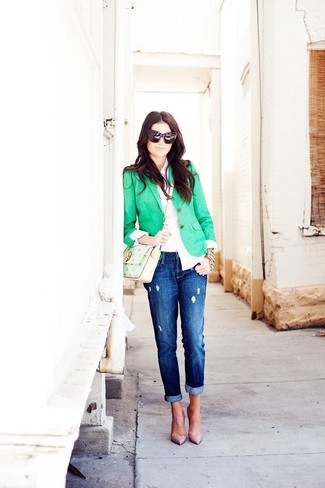 Как и с чем носить: зеленый пиджак, белая классическая рубашка, синие рваные джинсы-бойфренды, бежевые кожаные туфли