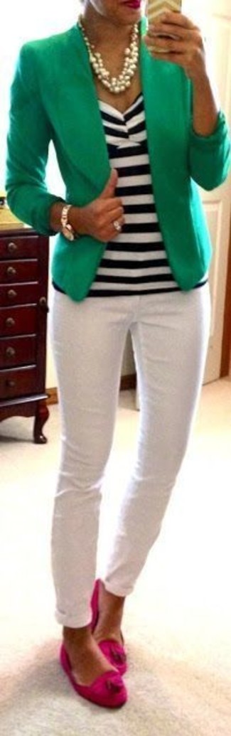 Как и с чем носить: зеленый пиджак, бело-черный топ без рукавов в горизонтальную полоску, белые джинсы скинни, ярко-розовые замшевые лоферы с кисточками