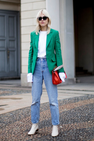 Как и с чем носить: зеленый пиджак, белая футболка с длинным рукавом, голубые джинсы, белые кожаные ботильоны