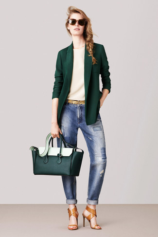 Как и с чем носить: темно-зеленый пиджак, бежевая футболка с круглым вырезом, синие джинсы-бойфренды в стиле пэчворк, светло-коричневые кожаные босоножки на каблуке