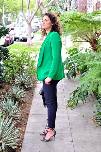 Как и с чем носить: зеленый пиджак, белая футболка с круглым вырезом, темно-синие узкие брюки, темно-синие кожаные туфли со змеиным рисунком