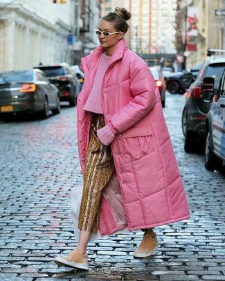 Как и с чем носить: ярко-розовый пуховик, ярко-розовый вязаный свитер, золотые брюки-галифе с принтом, розовые замшевые слипоны