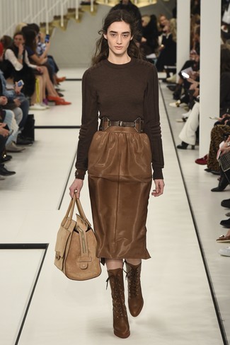 Как и с чем носить: темно-коричневый свитер с круглым вырезом, коричневая кожаная юбка-карандаш, коричневые кожаные ботильоны на шнуровке, светло-коричневая замшевая большая сумка
