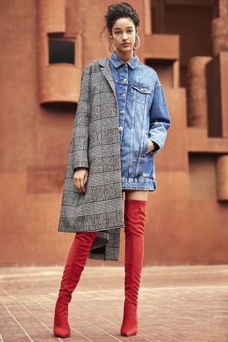 Как и с чем носить: серое пальто в шотландскую клетку, синяя джинсовая куртка, красные замшевые ботфорты