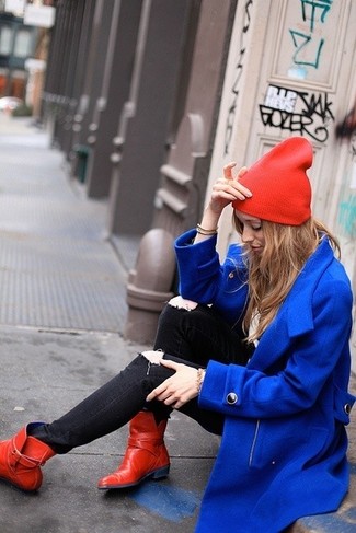 Как и с чем носить: синее пальто, черные рваные джинсы скинни, красные кожаные ботильоны, красная шапка