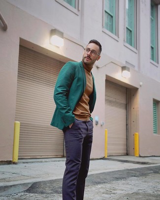 Как и с чем носить: темно-зеленый пиджак, светло-коричневая водолазка, темно-синие классические брюки