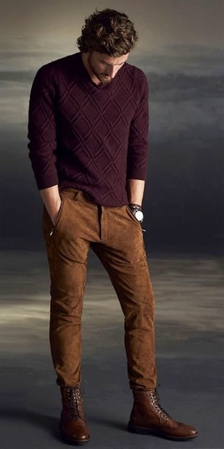 Как и с чем носить: темно-красный вязаный свитер, коричневые замшевые джинсы, коричневые кожаные ботинки броги