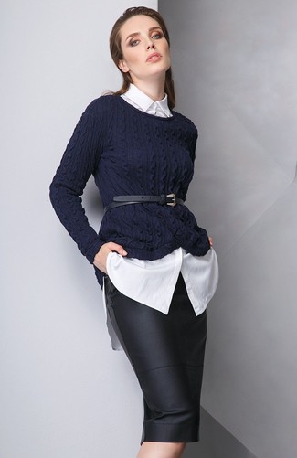 Как и с чем носить: темно-синий вязаный свитер, белая классическая рубашка, черная кожаная юбка-карандаш, черный кожаный пояс