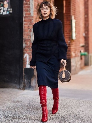 Как и с чем носить: черная вязаная водолазка, черная юбка-карандаш, красные кожаные ботфорты, темно-коричневый кожаный клатч с принтом