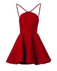 Красное бархатное платье с плиссированной юбкой