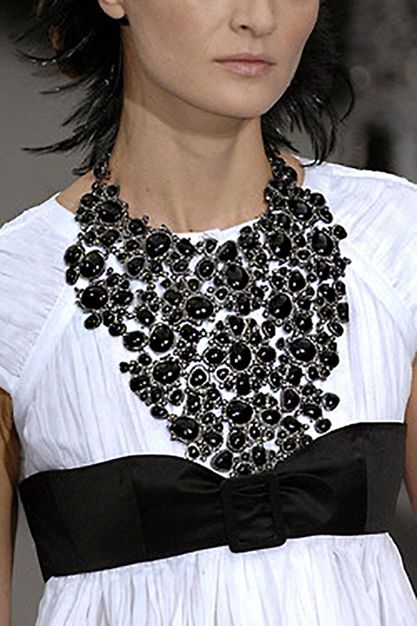 Подбираем яркие крупные украшения: 50 интересных вариантов сочетания с одеждой, фото № 40 Подбираем яркие крупные украшения: 50 интересных вариантов сочетания с одеждой, фото № 40