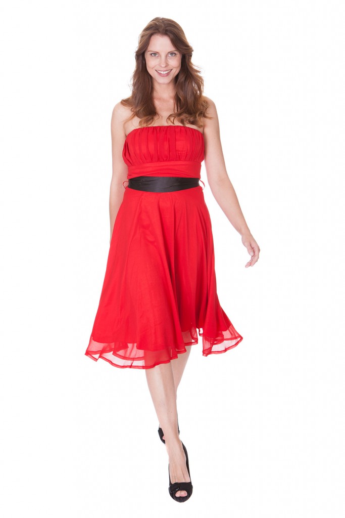Красное кружевное платье с черными туфлями с открытым носком