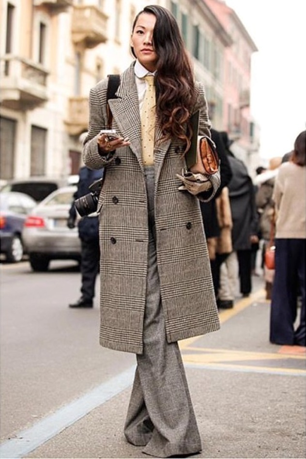 Длинное пальто на маленький рост женщины