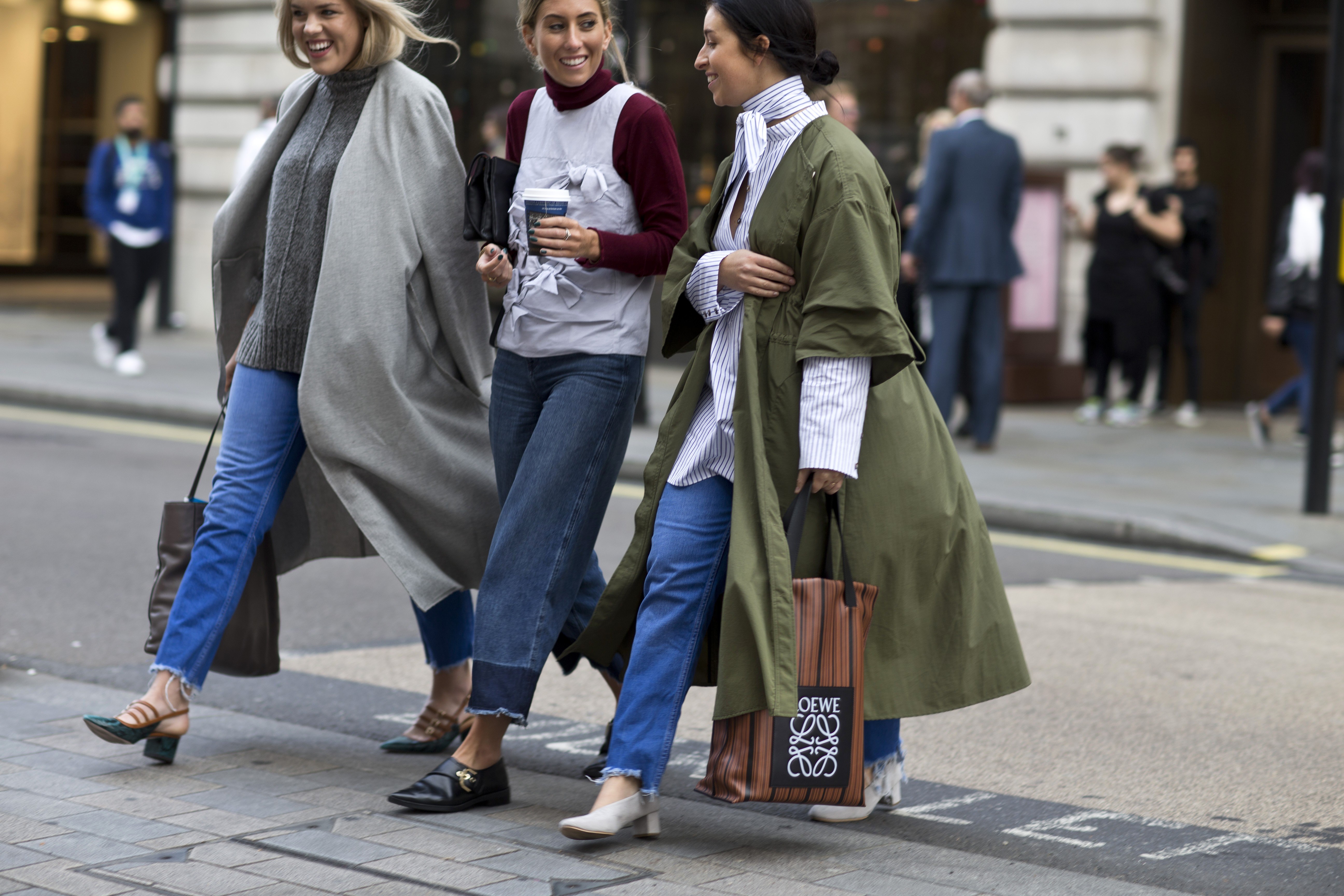 London fashion. Стрит стайл английский стиль. Стиль стрит-стайл в одежде Англия. Стильные люди на улицах. Британский уличный стиль.