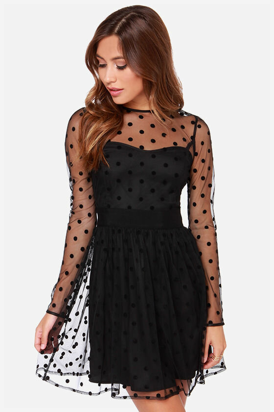 Черное полупрозрачное платье в горошек фото