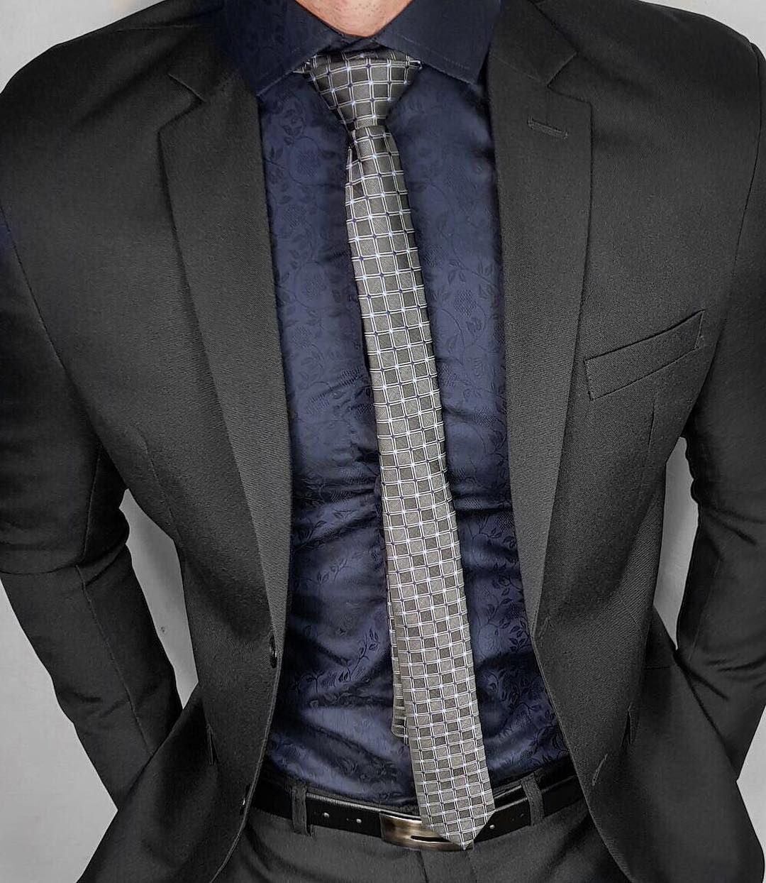 Какой галстук подойдет к темной рубашке