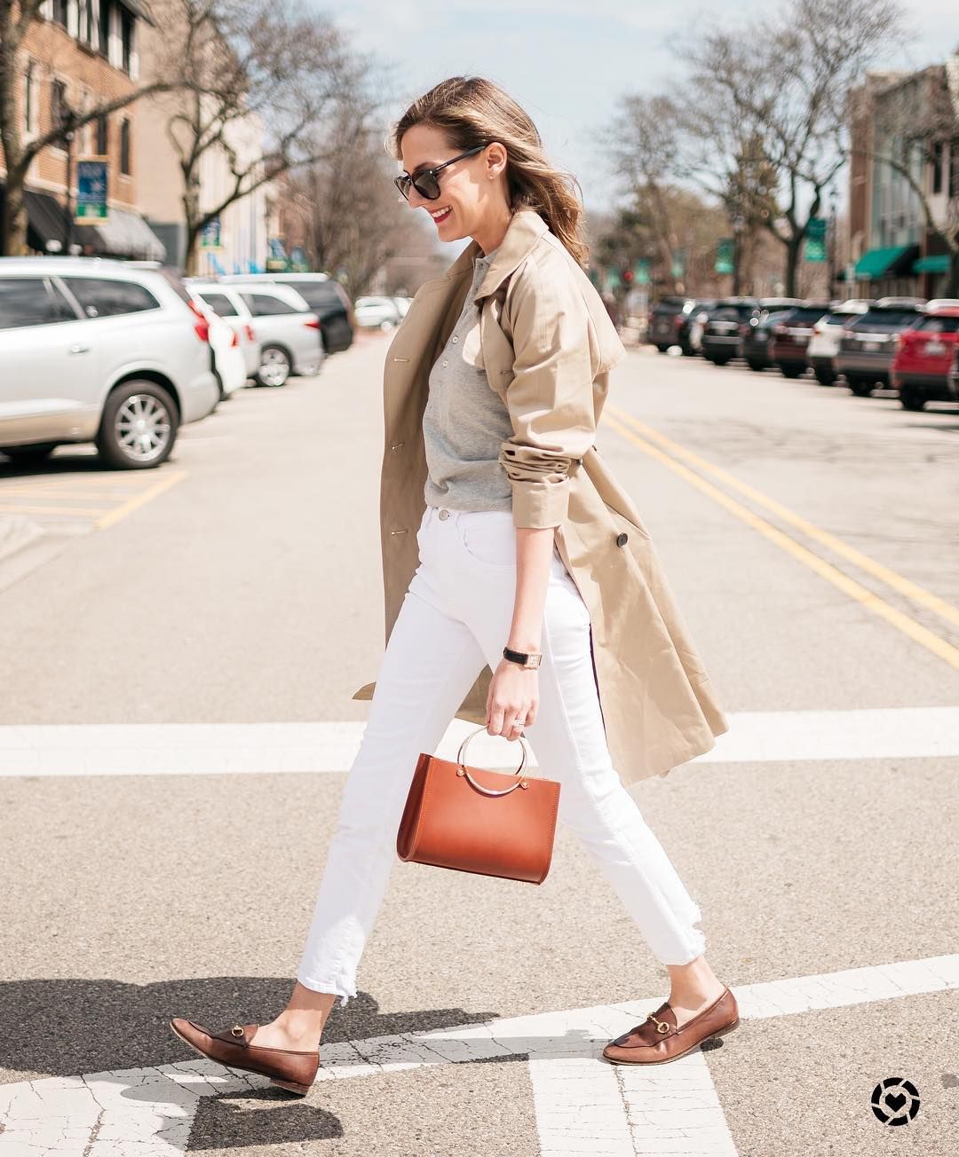 Стильные весенние образы. Образ с бежевыми сапогами. С чем носить бежевую обувь. Сочетание с бежевой обувью. Бежевый стиль одежды.