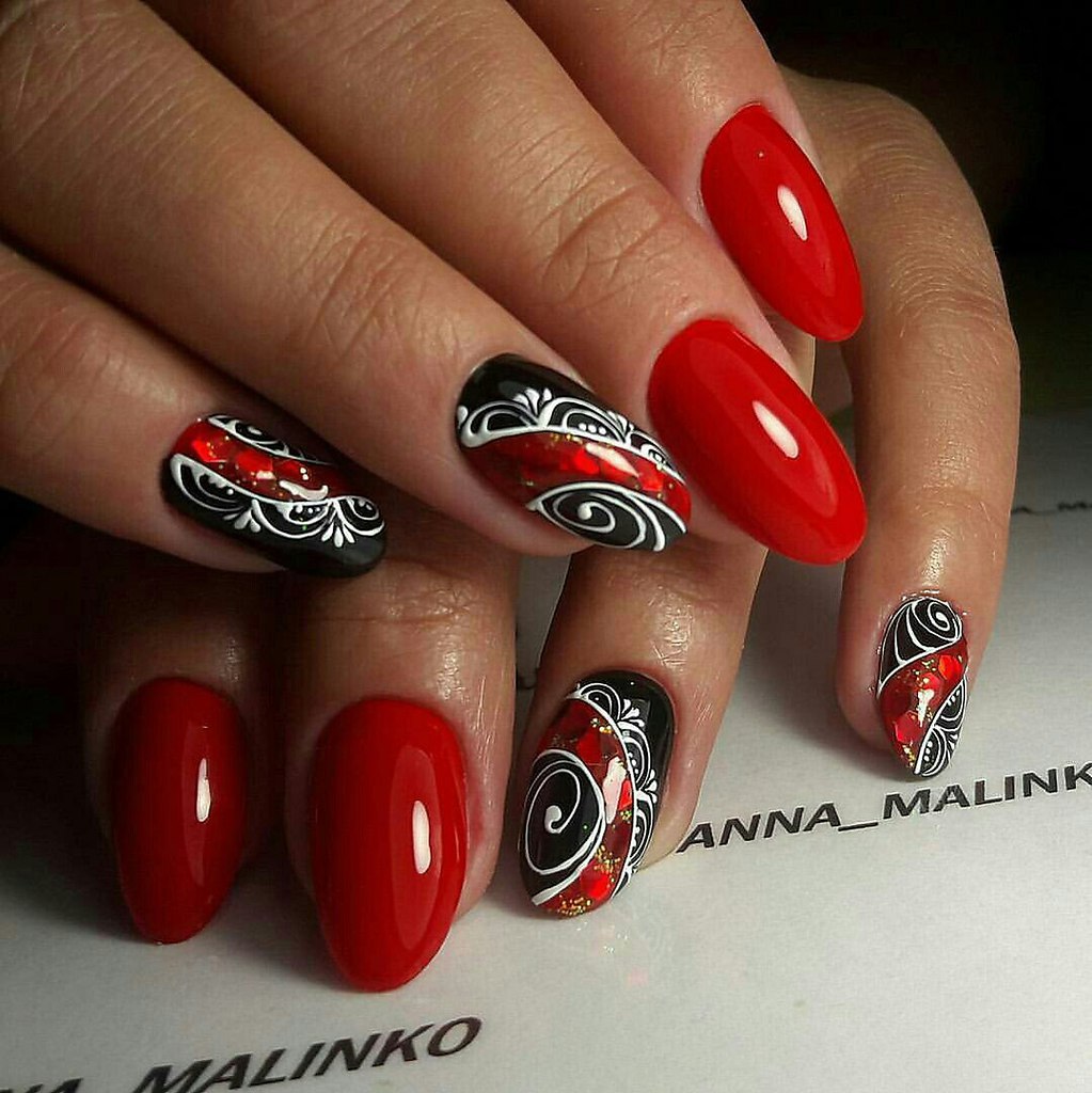 Дизайн ногтей черно красный