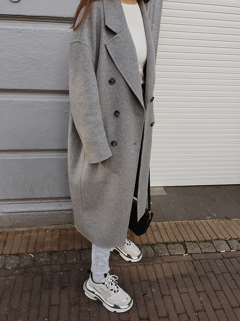 Длинное пальто и кроссовки